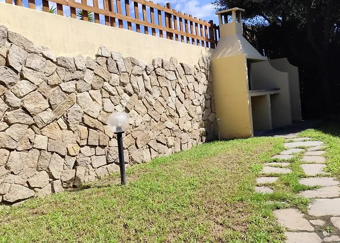 Vittorio House Indipendente Con Giardino A Nyaraló *
